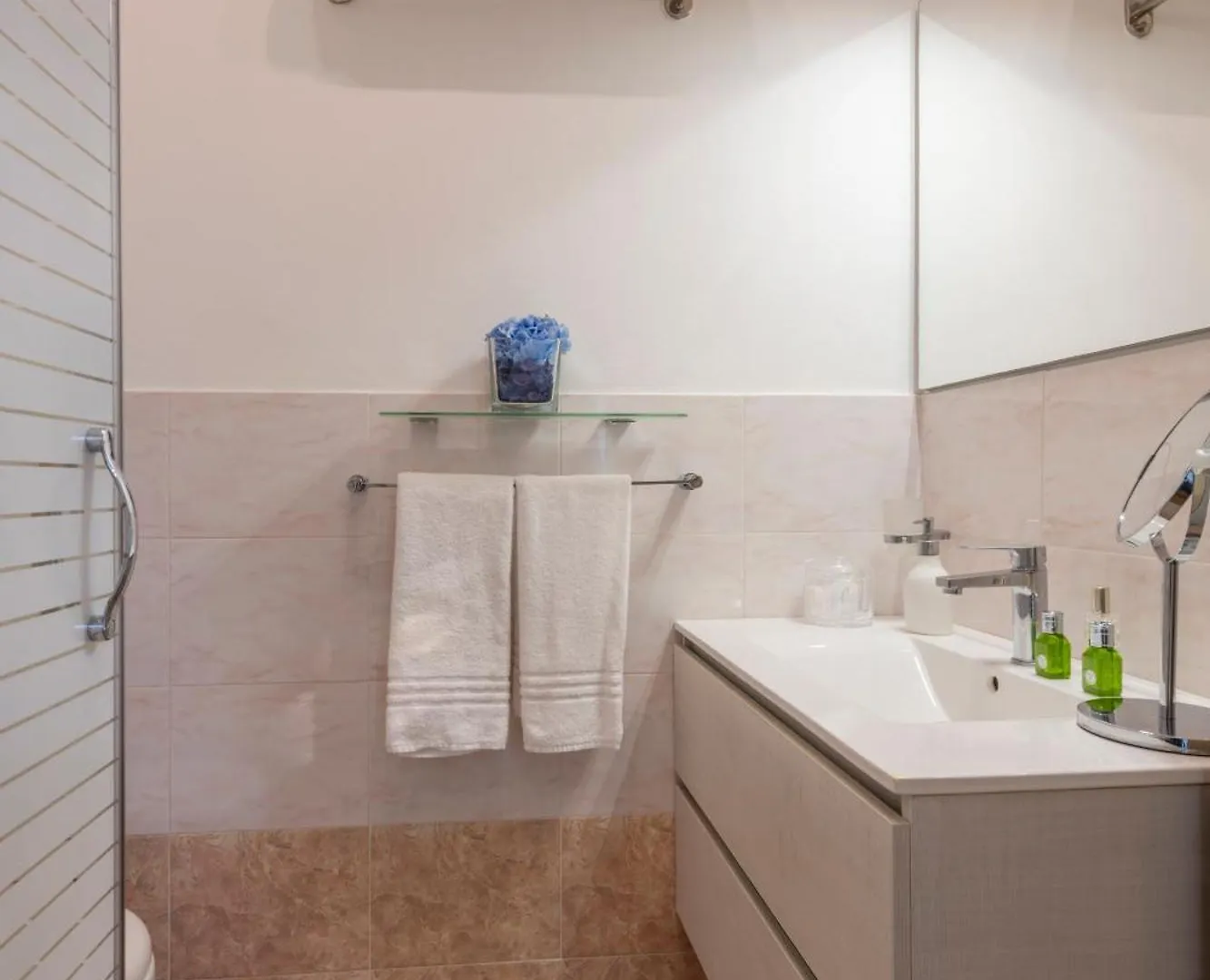*** Guest house B&B Home Flowers Milano Italy